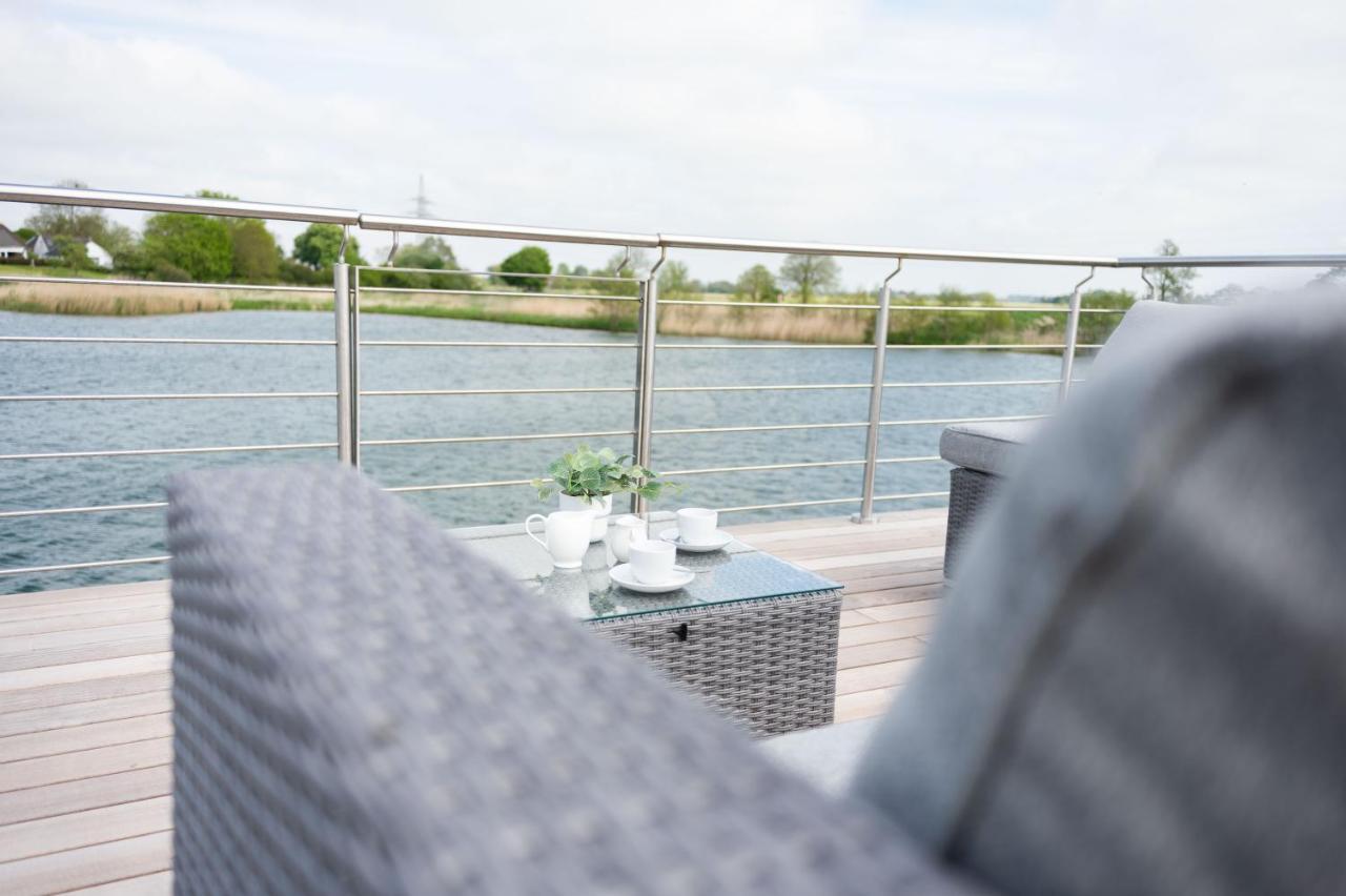 Hausboot Kajuete Am Nixensteg Am Wangermeer Mit Hund 西里格 外观 照片